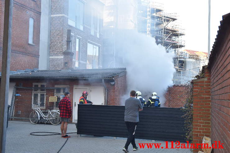 Ild i fritstående Container. Herslebsgade i Vejle. 14/04-2021. Kl. 18:37.