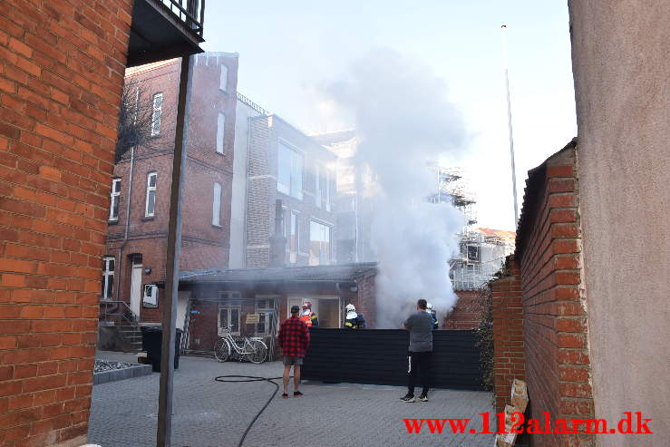 Ild i fritstående Container. Herslebsgade i Vejle. 14/04-2021. Kl. 18:37.