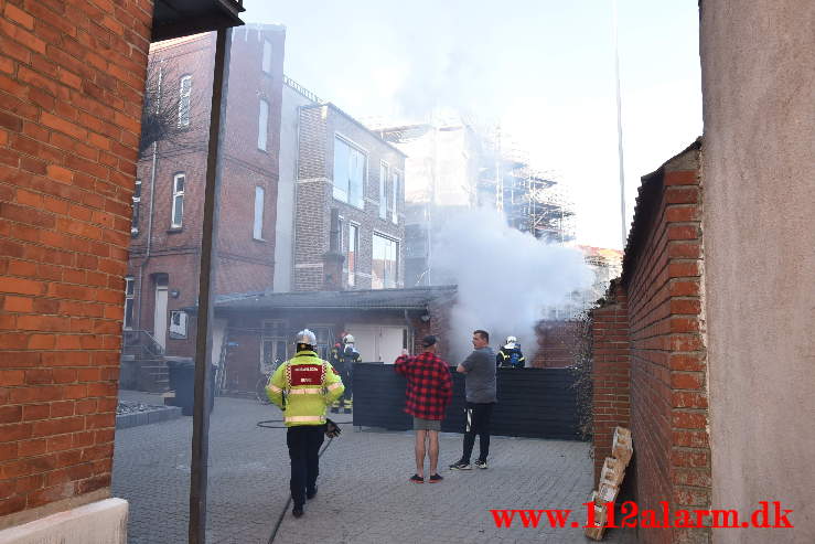 Ild i fritstående Container. Herslebsgade i Vejle. 14/04-2021. Kl. 18:37.