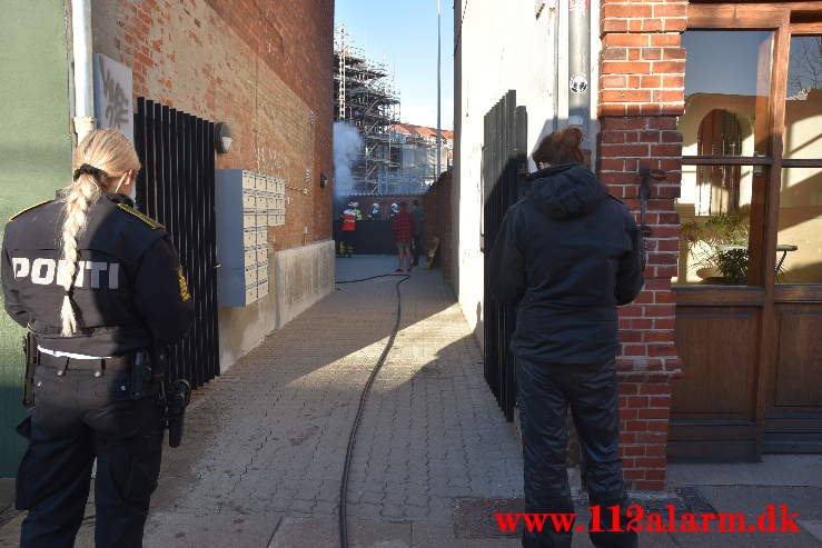 Ild i fritstående Container. Herslebsgade i Vejle. 14/04-2021. Kl. 18:37.