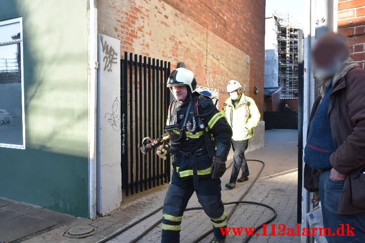 Ild i fritstående Container. Herslebsgade i Vejle. 14/04-2021. Kl. 18:37.