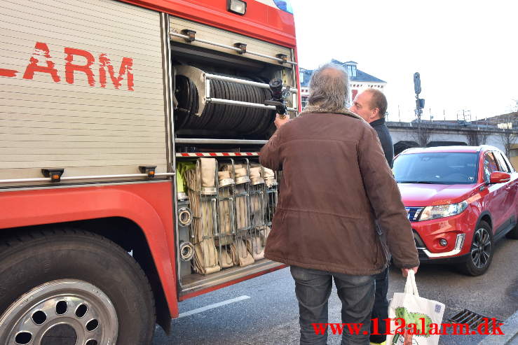 Ild i fritstående Container. Herslebsgade i Vejle. 14/04-2021. Kl. 18:37.