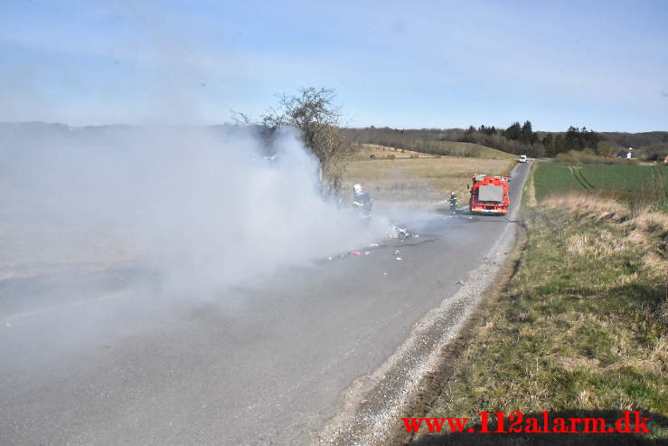 Skraldevognen måtte tømmes midt på Fårupvej ved Jelling. 15/04-2021. Kl. 10:53.