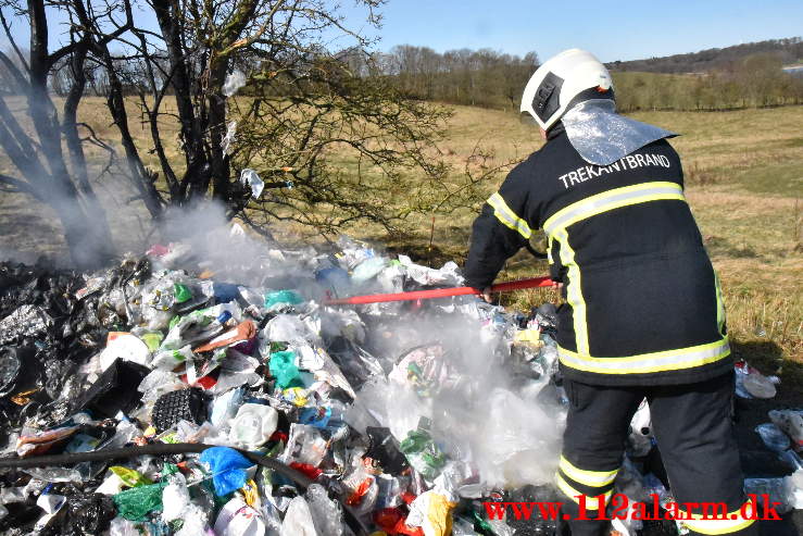 Skraldevognen måtte tømmes midt på Fårupvej ved Jelling. 15/04-2021. Kl. 10:53.