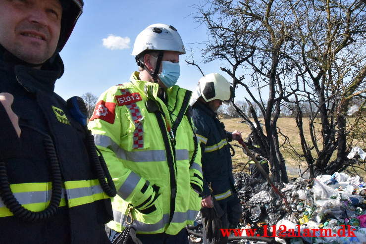 Skraldevognen måtte tømmes midt på Fårupvej ved Jelling. 15/04-2021. Kl. 10:53.