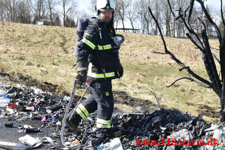 Skraldevognen måtte tømmes midt på Fårupvej ved Jelling. 15/04-2021. Kl. 10:53.