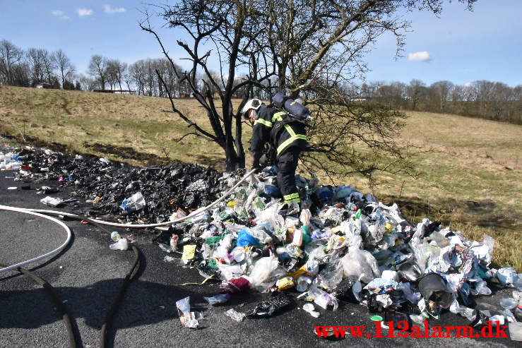 Skraldevognen måtte tømmes midt på Fårupvej ved Jelling. 15/04-2021. Kl. 10:53.