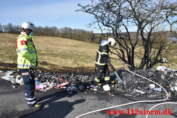 Skraldevognen måtte tømmes midt på Fårupvej ved Jelling. 15/04-2021. Kl. 10:53.