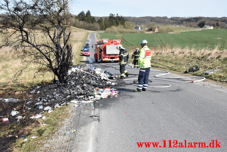 Skraldevognen måtte tømmes midt på Fårupvej ved Jelling. 15/04-2021. Kl. 10:53.