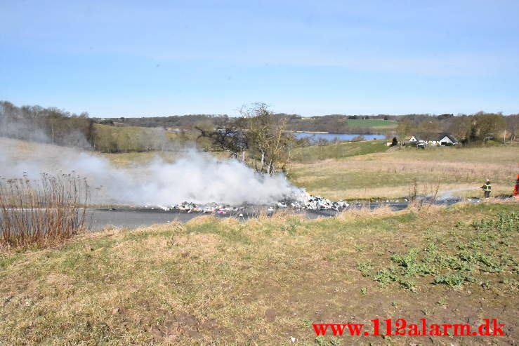 Skraldevognen måtte tømmes midt på Fårupvej ved Jelling. 15/04-2021. Kl. 10:53.