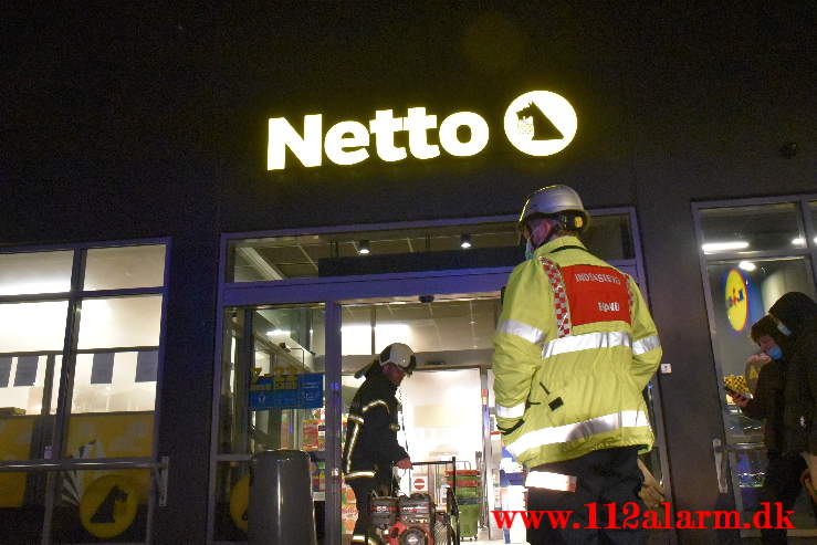 Røgkanon af i Netto. Nørremark Center i Vejle. 15/04-2021. Kl. 22:16.