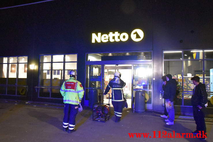 Røgkanon af i Netto. Nørremark Center i Vejle. 15/04-2021. Kl. 22:16.