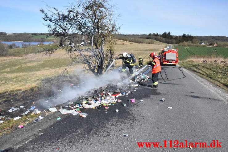 Skraldevognen måtte tømmes midt på Fårupvej ved Jelling. 15/04-2021. Kl. 10:53.