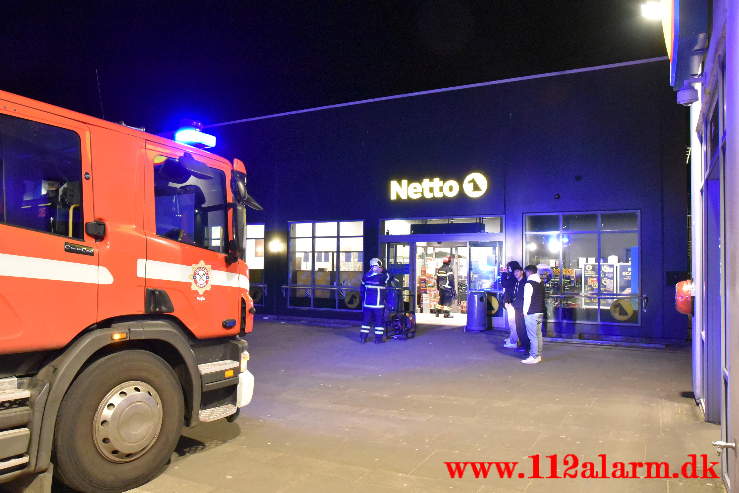 Røgkanon af i Netto. Nørremark Center i Vejle. 15/04-2021. Kl. 22:16.