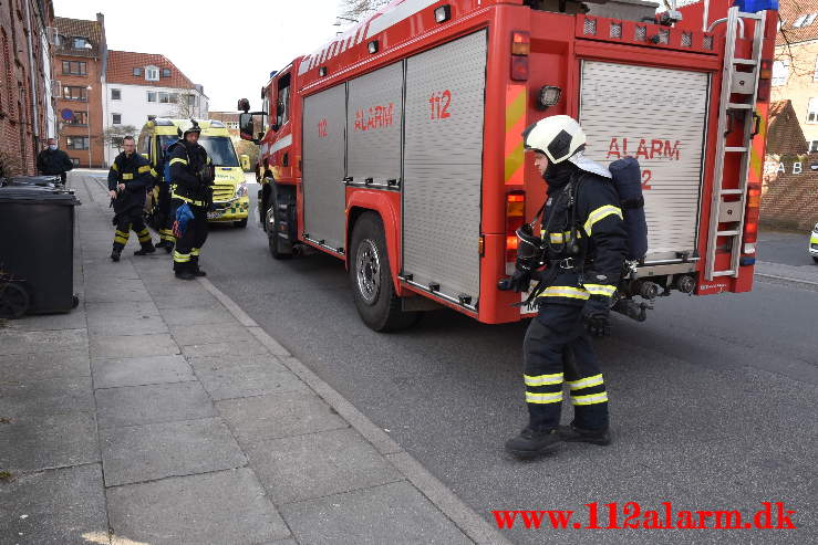 Ild i mand og seng efter rygning i sengen. Nyboesgade i Vejle. 18/04-2021. KL. 09:10.