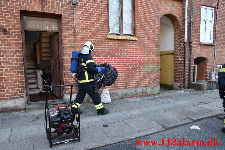 Ild i mand og seng efter rygning i sengen. Nyboesgade i Vejle. 18/04-2021. KL. 09:10.