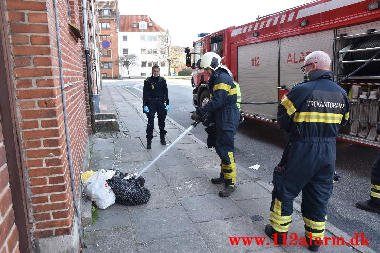 Ild i mand og seng efter rygning i sengen. Nyboesgade i Vejle. 18/04-2021. KL. 09:10.