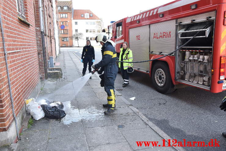 Ild i mand og seng efter rygning i sengen. Nyboesgade i Vejle. 18/04-2021. KL. 09:10.