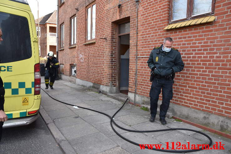 Ild i mand og seng efter rygning i sengen. Nyboesgade i Vejle. 18/04-2021. KL. 09:10.