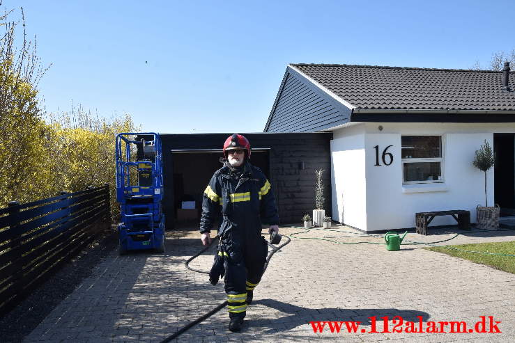 Ukrudtsbrænderen fik fat i lidt for meget. Bredager Vejle Øst. 18/04-2021. Kl. 12:54.