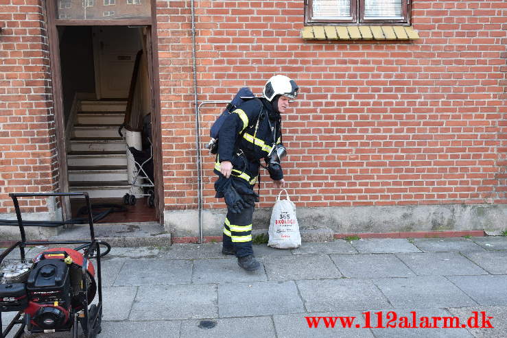 Ild i mand og seng efter rygning i sengen. Nyboesgade i Vejle. 18/04-2021. KL. 09:10.