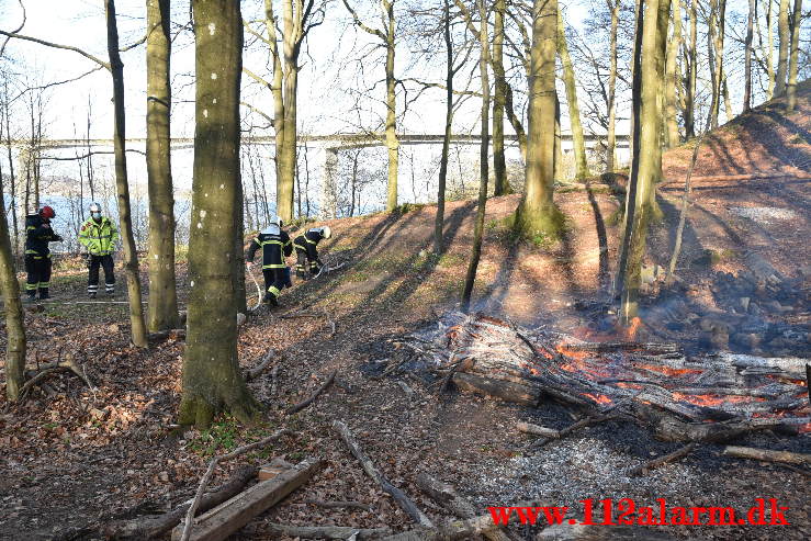 Mindre Naturbrand. Ibæk Strandvej i Vejle. 24/04-2021. Kl. 18:57.