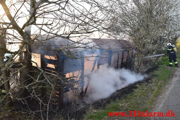 Brand i udhus. Kringelhusvej ved Holtum. 27/04-2021. Kl. 19:17.