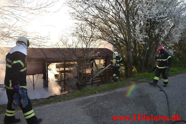 Brand i udhus. Kringelhusvej ved Holtum. 27/04-2021. Kl. 19:17.