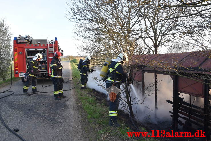 Brand i udhus. Kringelhusvej ved Holtum. 27/04-2021. Kl. 19:17.