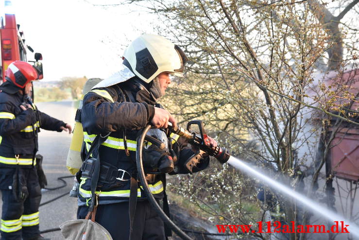 Brand i udhus. Kringelhusvej ved Holtum. 27/04-2021. Kl. 19:17.