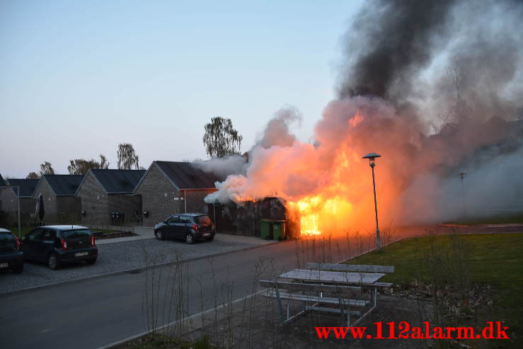 Voldsom brand i garage. Lillegårdsvej på Uhrhøj i Vejle. 28/04-2021. Kl. 20:48.