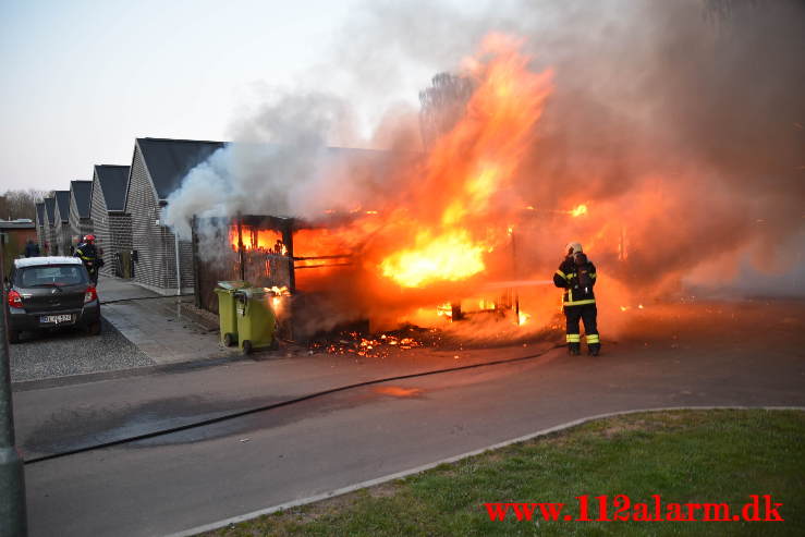 Voldsom brand i garage. Lillegårdsvej på Uhrhøj i Vejle. 28/04-2021. Kl. 20:48.