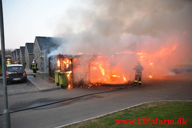 Voldsom brand i garage. Lillegårdsvej på Uhrhøj i Vejle. 28/04-2021. Kl. 20:48.