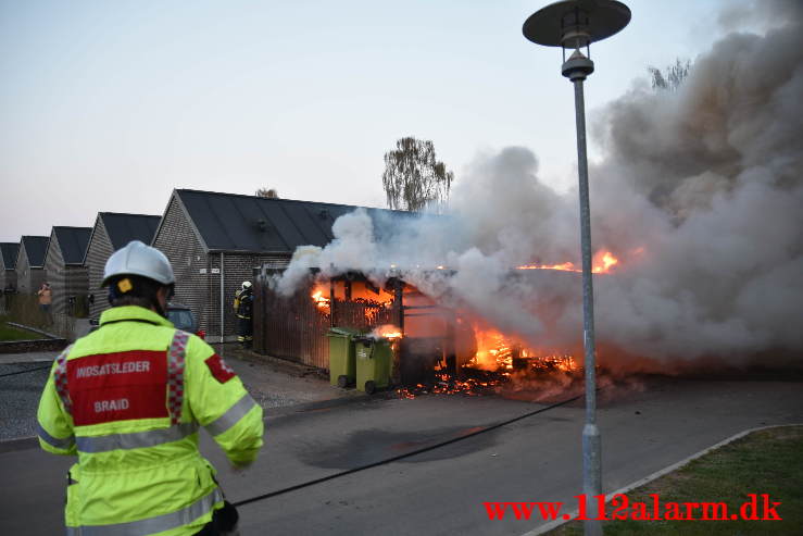 Voldsom brand i garage. Lillegårdsvej på Uhrhøj i Vejle. 28/04-2021. Kl. 20:48.