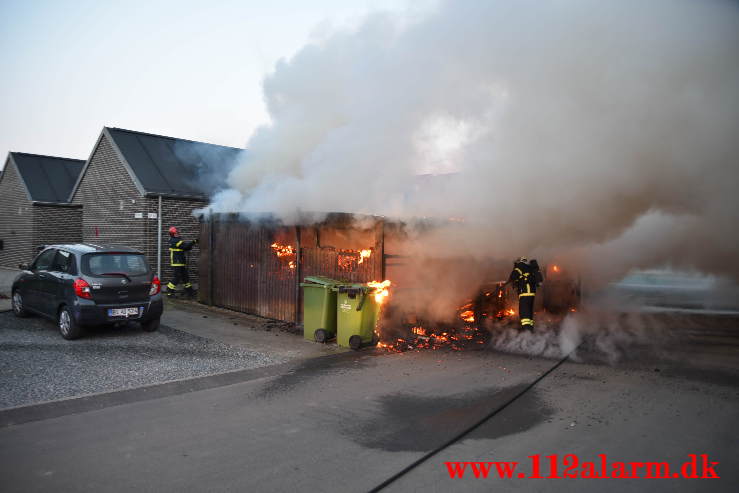 Voldsom brand i garage. Lillegårdsvej på Uhrhøj i Vejle. 28/04-2021. Kl. 20:48.