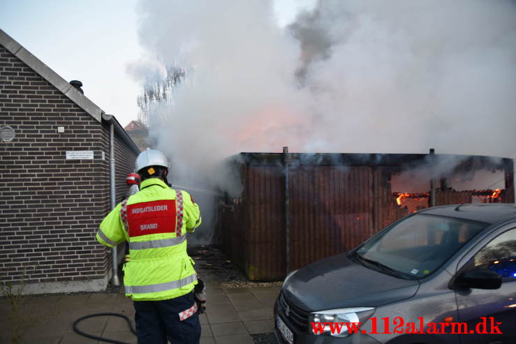 Voldsom brand i garage. Lillegårdsvej på Uhrhøj i Vejle. 28/04-2021. Kl. 20:48.