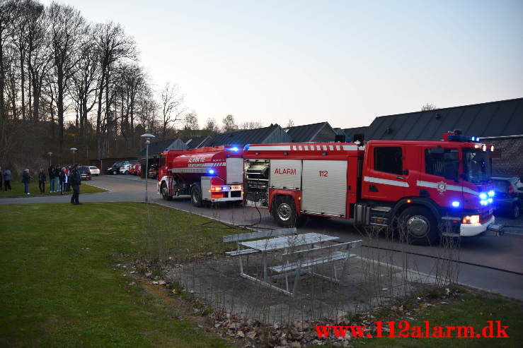 Voldsom brand i garage. Lillegårdsvej på Uhrhøj i Vejle. 28/04-2021. Kl. 20:48.