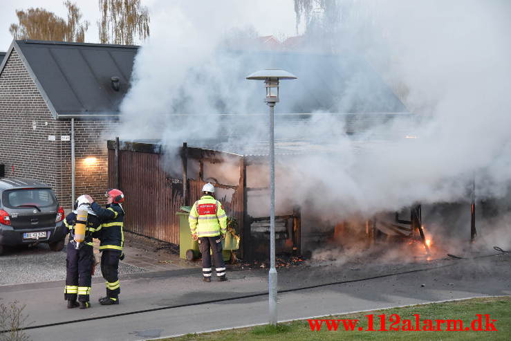 Voldsom brand i garage. Lillegårdsvej på Uhrhøj i Vejle. 28/04-2021. Kl. 20:48.