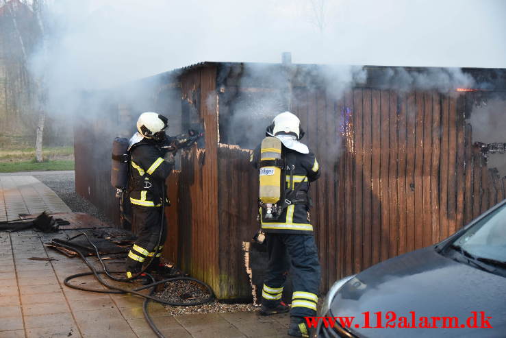 Voldsom brand i garage. Lillegårdsvej på Uhrhøj i Vejle. 28/04-2021. Kl. 20:48.