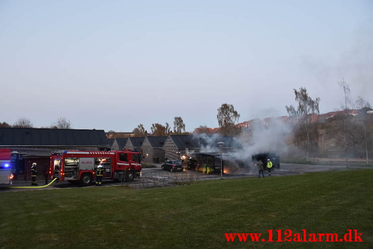 Voldsom brand i garage. Lillegårdsvej på Uhrhøj i Vejle. 28/04-2021. Kl. 20:48.