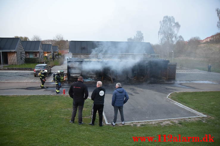 Voldsom brand i garage. Lillegårdsvej på Uhrhøj i Vejle. 28/04-2021. Kl. 20:48.