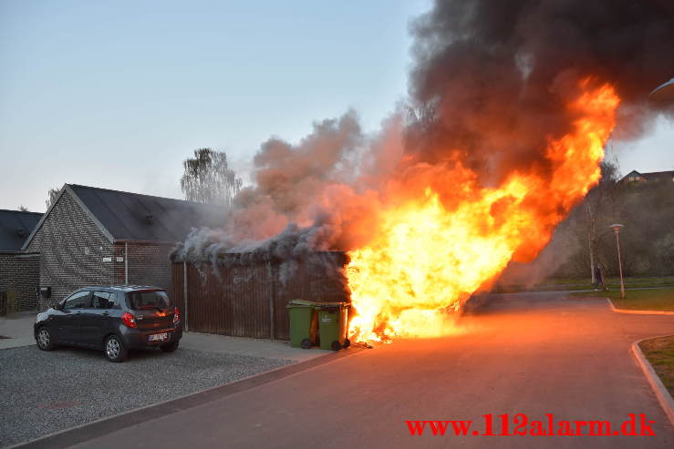 Voldsom brand i garage. Lillegårdsvej på Uhrhøj i Vejle. 28/04-2021. Kl. 20:48.