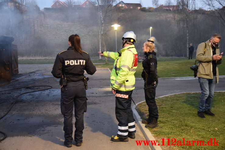 Voldsom brand i garage. Lillegårdsvej på Uhrhøj i Vejle. 28/04-2021. Kl. 20:48.