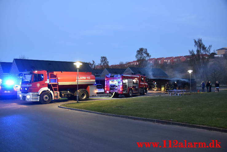 Voldsom brand i garage. Lillegårdsvej på Uhrhøj i Vejle. 28/04-2021. Kl. 20:48.