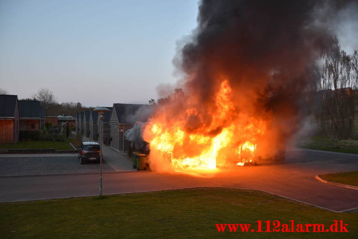 Voldsom brand i garage. Lillegårdsvej på Uhrhøj i Vejle. 28/04-2021. Kl. 20:48.