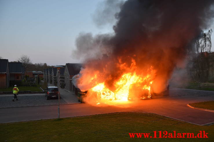 Voldsom brand i garage. Lillegårdsvej på Uhrhøj i Vejle. 28/04-2021. Kl. 20:48.