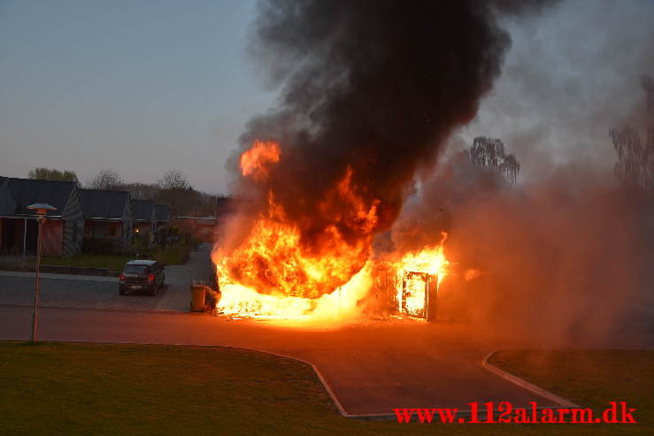 Voldsom brand i garage. Lillegårdsvej på Uhrhøj i Vejle. 28/04-2021. Kl. 20:48.