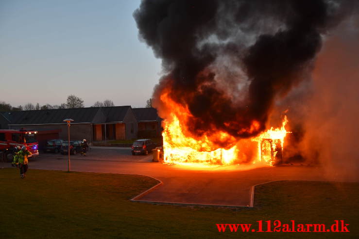 Voldsom brand i garage. Lillegårdsvej på Uhrhøj i Vejle. 28/04-2021. Kl. 20:48.