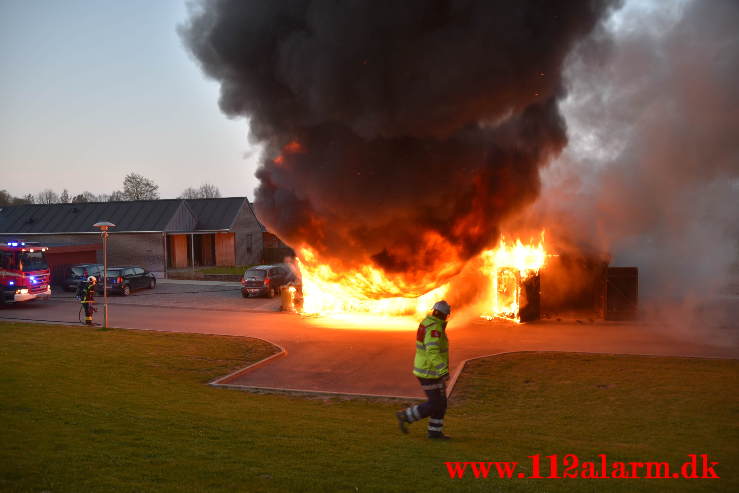 Voldsom brand i garage. Lillegårdsvej på Uhrhøj i Vejle. 28/04-2021. Kl. 20:48.