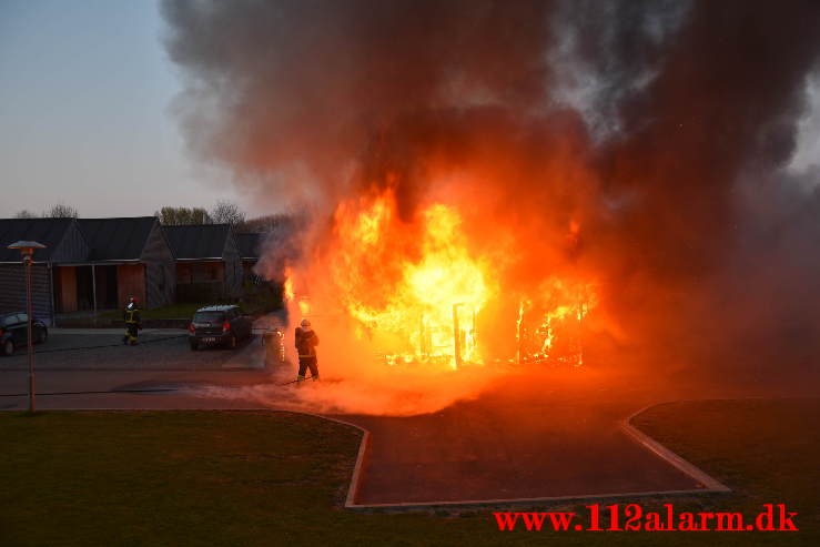 Voldsom brand i garage. Lillegårdsvej på Uhrhøj i Vejle. 28/04-2021. Kl. 20:48.